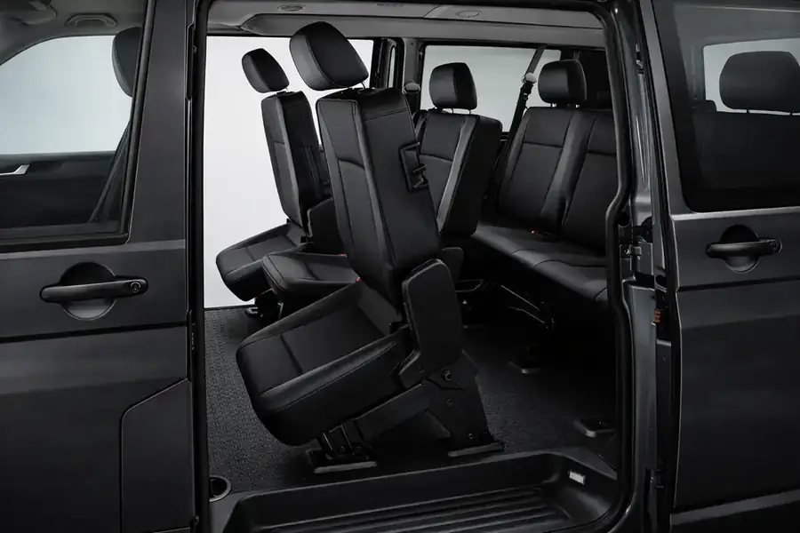 Просторный салон Volkswagen Caravelle для семейного трансфера во Фридланд