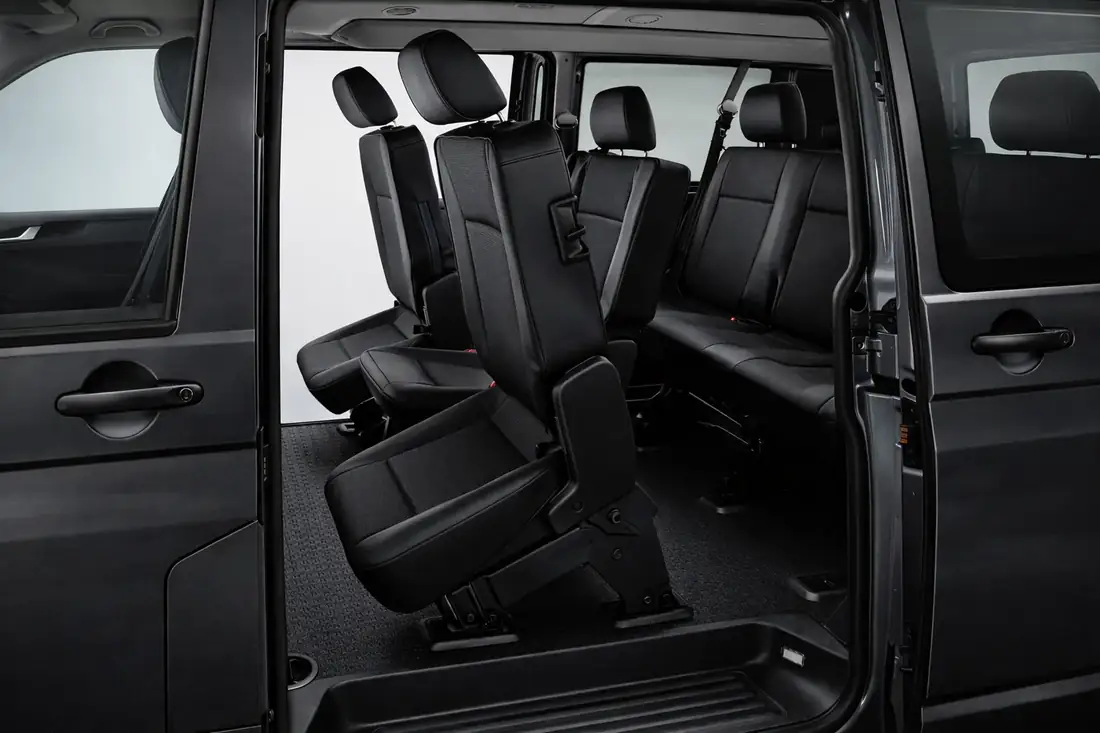 Просторный салон Volkswagen Caravelle для семейного трансфера во Фридланд